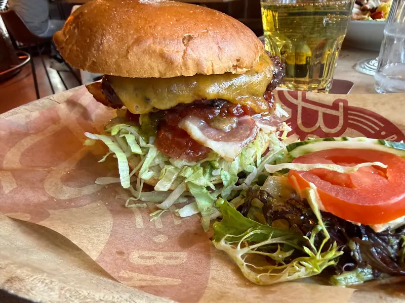 Burger met bacon, kaas en sla