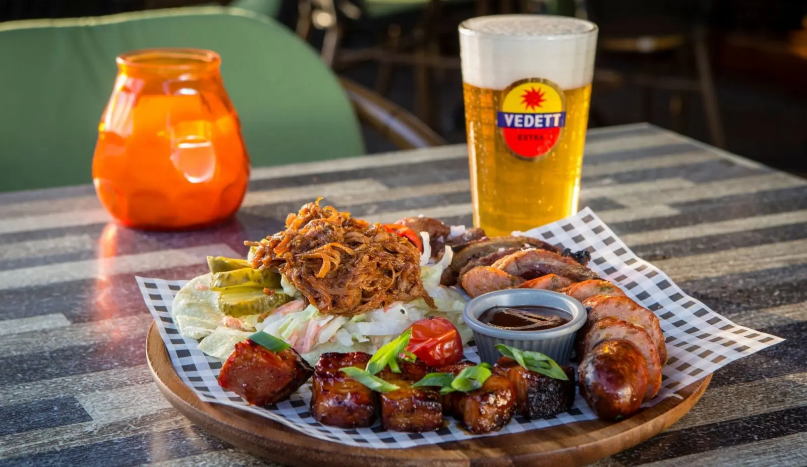 Grillplank met pulled pork, spareribs en worst