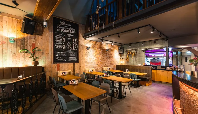 Bar en zitplekken met houten wand en vide