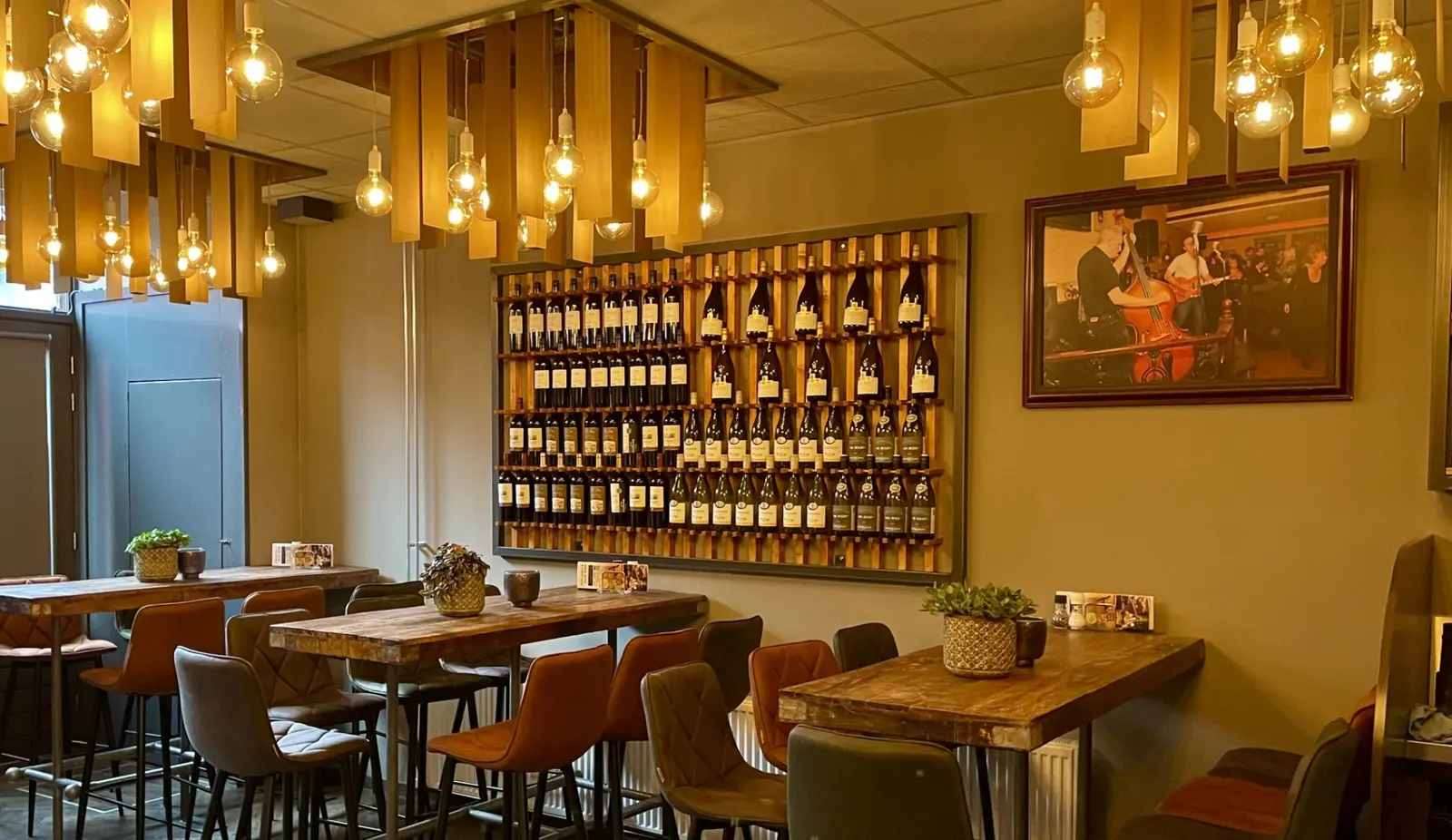 Restaurantdeel met wijnwand en lampjes