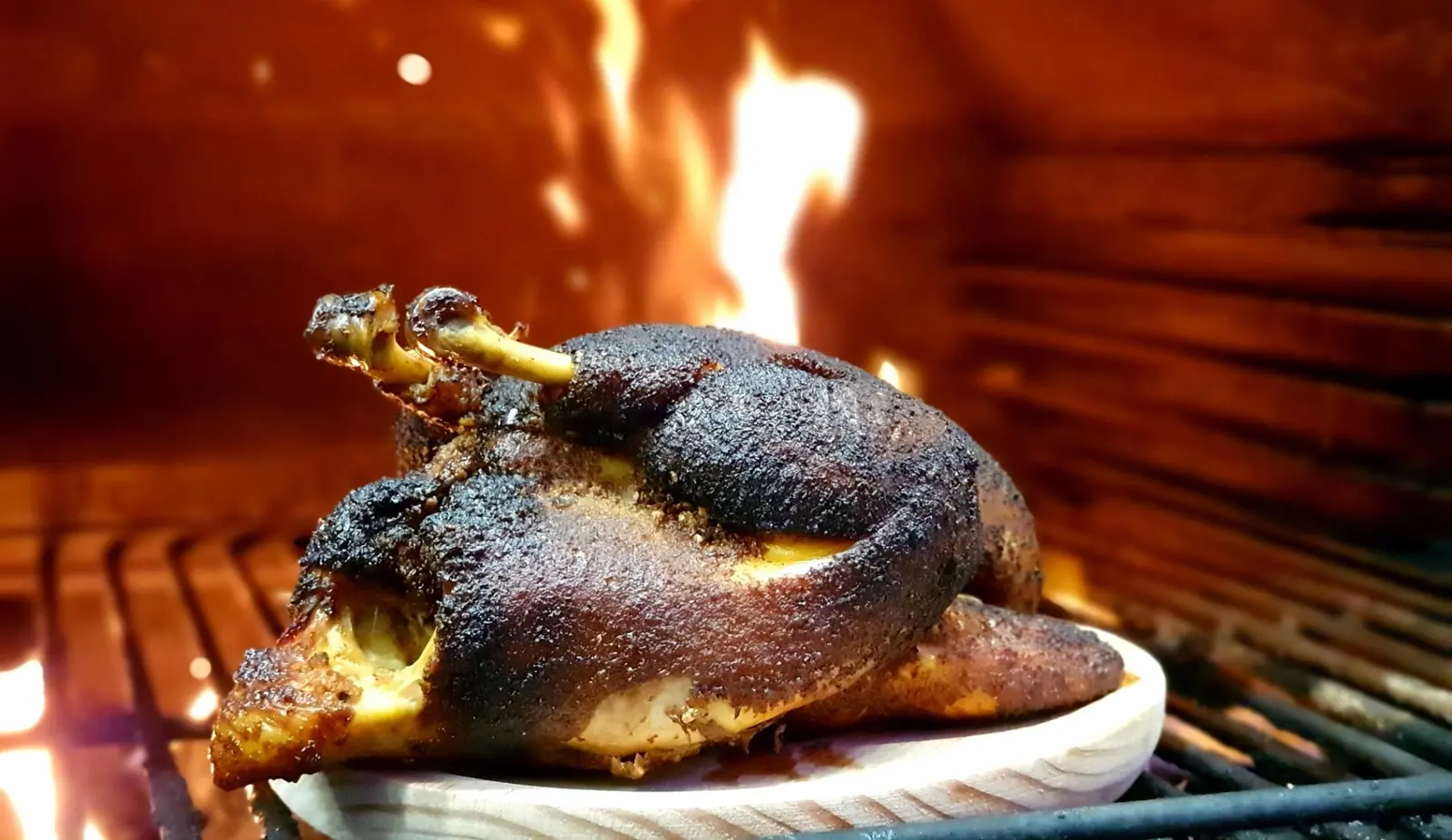 Kip boven houtskool in de Josper