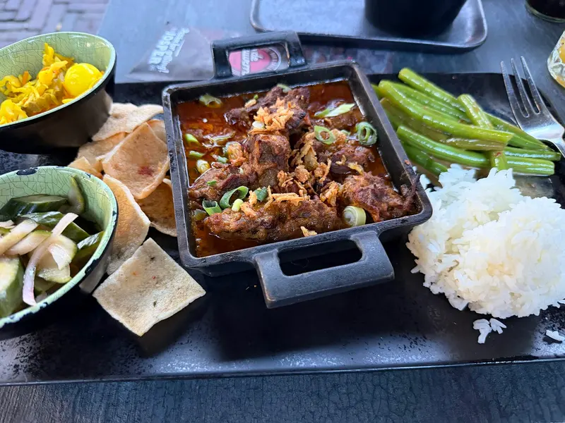 Stoofpot met rijst, groene boontjes en kroepoek