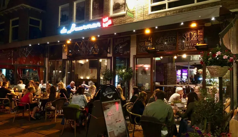 Volle terrassen aan Achter de Kerk op een zomeravond